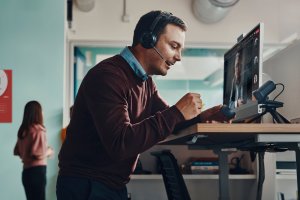 HP Poly Poly Voyager Focus 2 USB-C with charge stand Headset