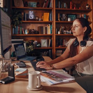HP Poly Poly Voyager Focus 2 USB-C with charge stand Headset