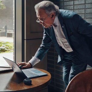 HP Poly Voyager Free 60+M UC Carbon Black Earbuds +BT700 USB-C Adapter +Touchscreen Charge Case